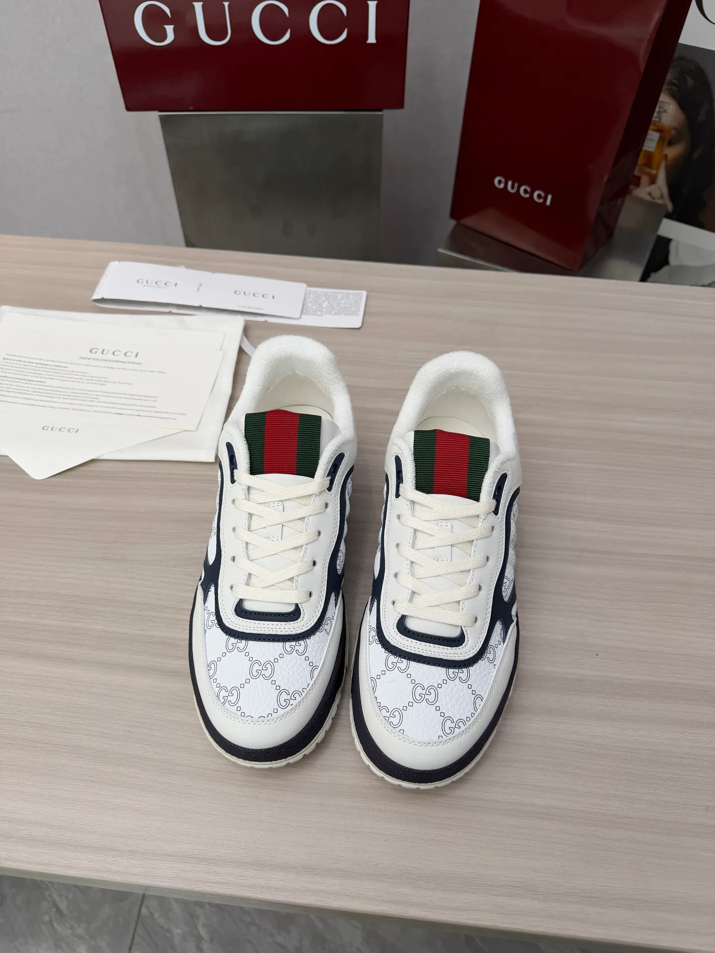[G Home] P: 600💰 Couple size: Female 35-40. Male 39-44 (45 custom-made) 🆕2025.GUCC Gucci original order quality The latest popular high and low top aged couple sneakers series shipped original purchase development and production, this high and low top sneakers adopt a basketball-style silhouette design, cleverly integrated with hollow panels and distressed effects, showing unique ingenuity. The ingenuity incorporates brand logo details such as interlocking Double G styling accessories and Gucci lettering, a low-key tribute to the brand's design heritage. Exquisite packaging at the delivery counter 🛍📦 ▪️ Fabric: Original customized imported first-layer cowhide ▪️ Inner lining: Imported first-layer cowhide ▪️ Sole: Original molded two-color TPU sole ▪️ Sole thickness: 3cm